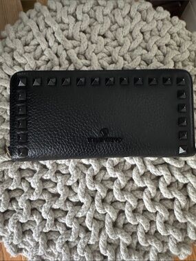 NWOT Valentino Garavani Black Leather Rockstud Zip Card Holder